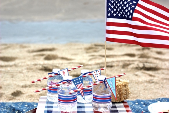 4th of July Beach Picnic with Free Printables - via BirdsParty.com