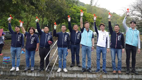 ▲員林市代理市長賴致富、市民代表會主席張國良、彰化縣議會議員涂俊任以及多位貴賓共同鳴槍起跑。（記者林明佑翻攝）
