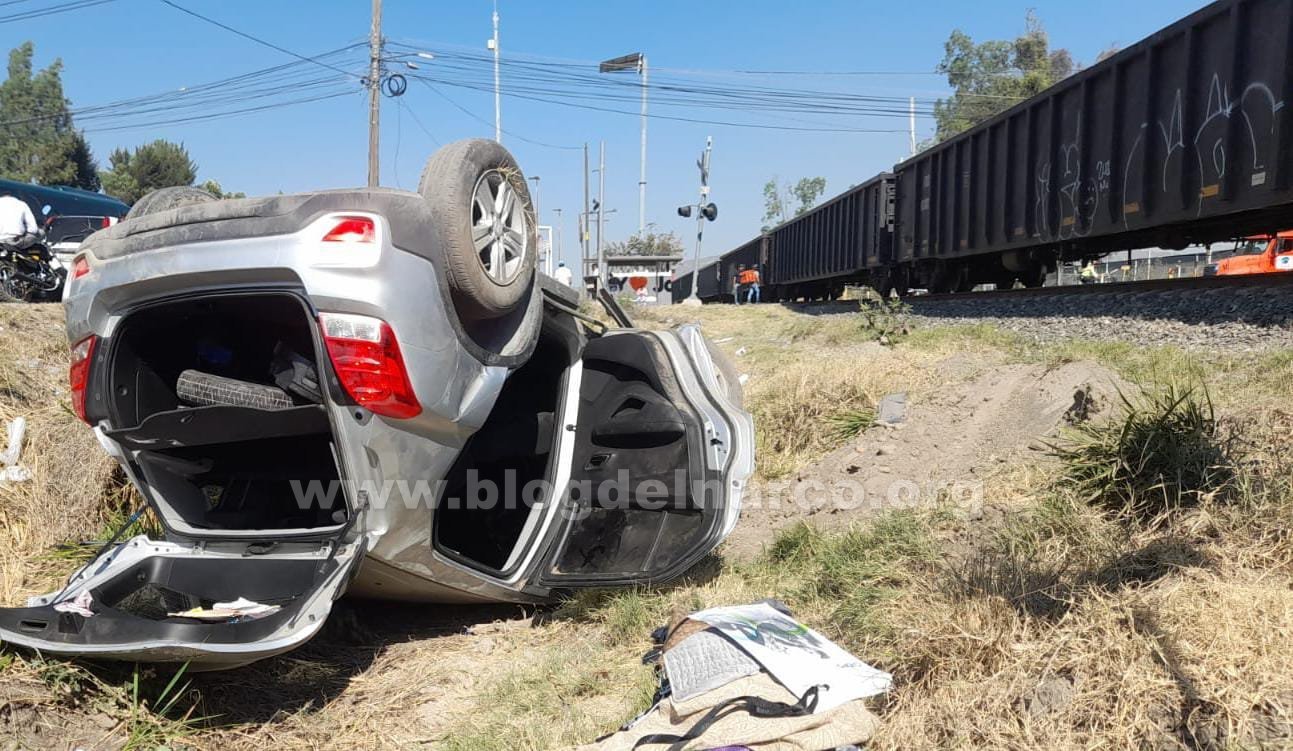 Mujer pensó que le ganaría el paso con su camioneta al Tren en Zapopan, Jalisco, fue impactada, arrastrada y volcada