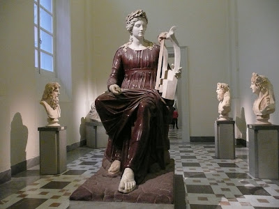 Escultura en marbre de dos colors del déu Apol·lo. Museu de Nàpols
