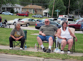 unhappy family, smokes, sits, parade watching
