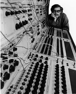 El ingeniero Don Buchla con su sistema modular 100 Series Electronic Music System (1966).