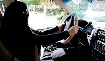 Wanita Saudi mengemudi mobil