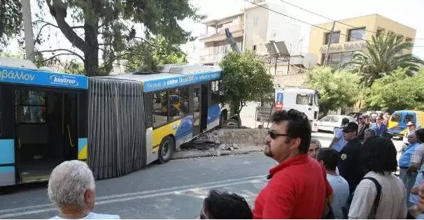 Φορτηγό προσέκρουσε σε λεωφορείο του ΟΑΣΑ – Έξι άτομα τραυματίστηκαν