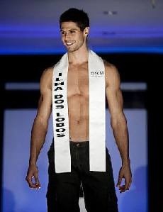 jonas-sulzbach-mister-ilha-dos-lobos-desfila-so-de-bermuda-no-mister-brasil-2010-1267822309416_300x390