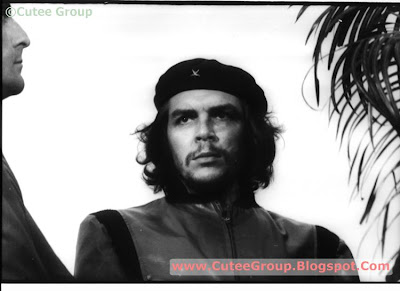 Che’, described as a ‘guerrilla hero’, appears in a black beret with his face looking out, in a photograph taken by Alberto Korda on March 5, 1960. Guevara, 31 years old at that time, was attending a funeral for victims of an explosion at Coubre. The photo was published seven years later. The Art Institute of Maryland (USA) has called it ‘the most famous photo and graphic icon of the twentieth century’.  Indeed, this photograph has been reproduced many times around the world and is considered one of the ten greatest photographic portraits of all time