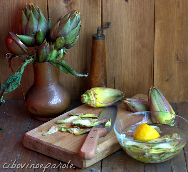 taglio carciofi e immersione in acqua e limone