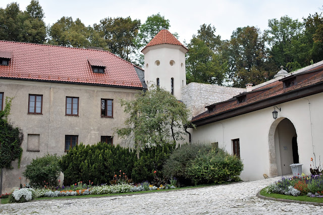 Zamek w Pieskowej Skale - budynek oficyny (XVIII w.), budynek bramny (XVI w.)