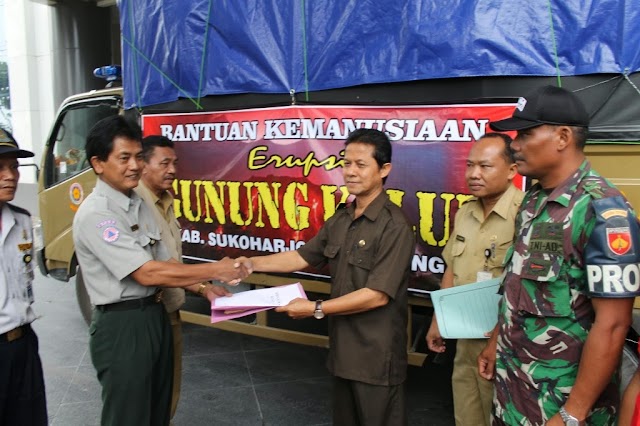 BANTUAN KEMANUSIAAN ERUPSI KELUD DISERAHKAN DI POSKO LOGISTIK SATLAK BENCANA KEDIRI