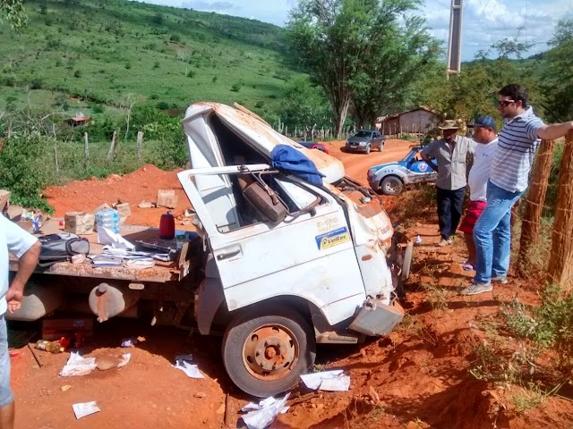 Caminhão baú da empresa Atacadão Centro Sul capota no município de Ipirá