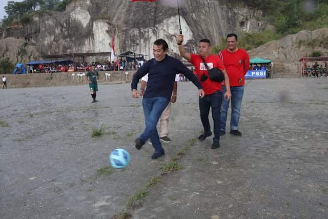 Sarlandy Hutabarat Resmi Buka Turnamen Sepak Bola Antar Desa Se-Kecamatan Sipoholon