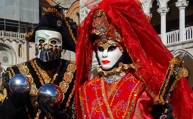 Vyrobte si vlastní karnevalovou masku, Benátský karneval, benátky průvodce, kam v benátkách, co vidět v benátkách, benátky památky, benátky historie, jak se najíst v benátkách, kde se najíst v benátkách, co ochutnat v benátkách, kam v benátkách na víno, kam v benátkách na aperol spritz, zažijte benátky jako místní