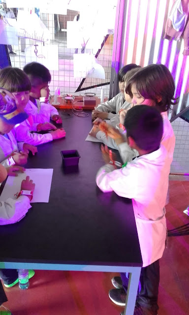 los alumnos se encuentran escribiendo con los lápices ópticos