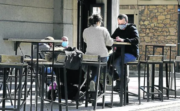 dos personas tomando algo en una terraza en getxo