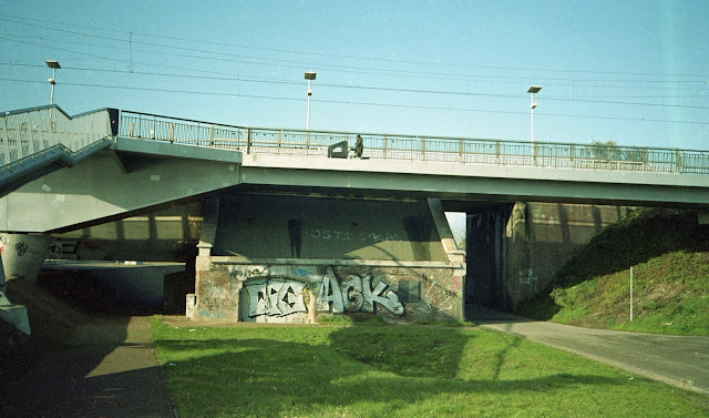 Onder de fiets- en spoorbrug bij Lent; Olympus AF-10 + Kodak 200