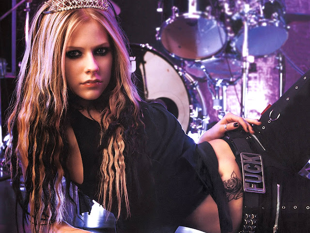Hot Pictures of Avril Lavigne