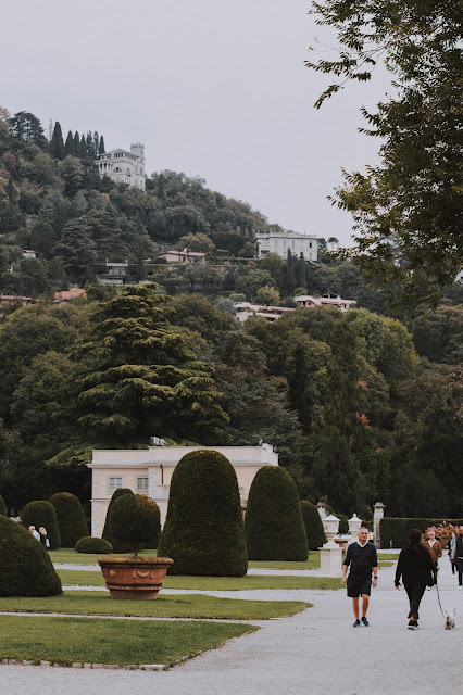 Pessoas a passear no jardim da Villa Olmo, Como