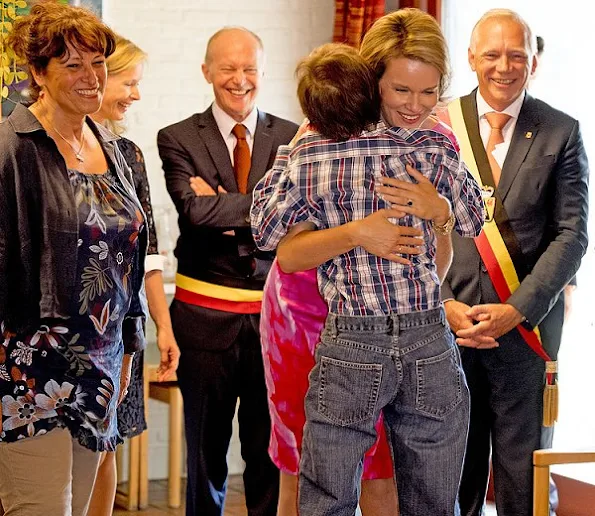 Queen Mathilde visited Horizons Neufs in Louvain-La-Neuve. Mathilde wore Natan Dress