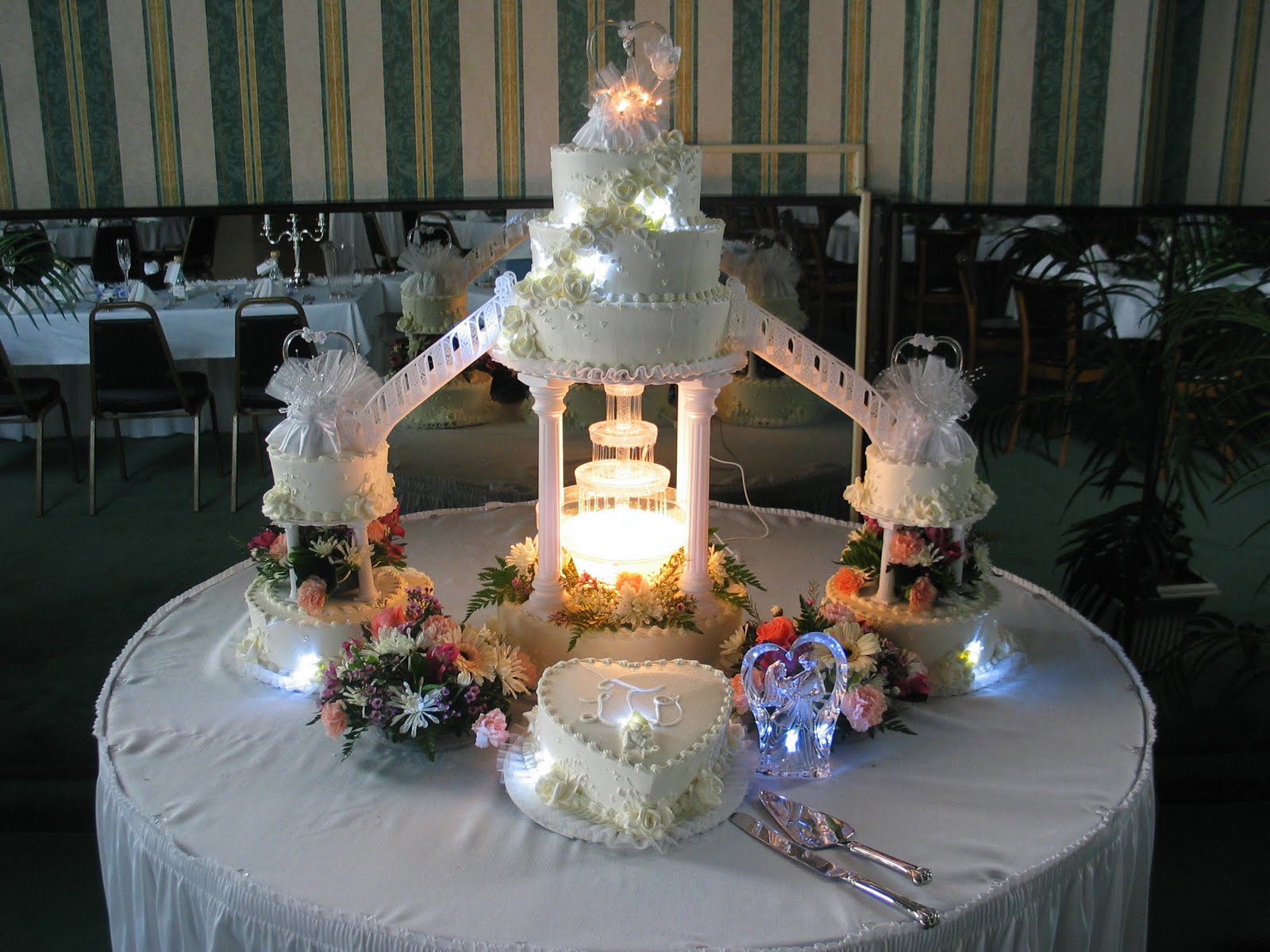  Wedding  Cakes  With Fountain  And Stairs