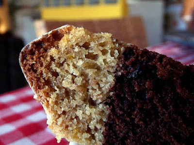 Bizcocho "bundtcake" de espelta y trigo con chocolate