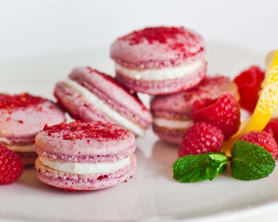 RASPBERRY MACARONS WITH LEMON BUTTERCREAM #dessert