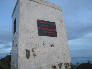 Tugu di Puncak Burangrang