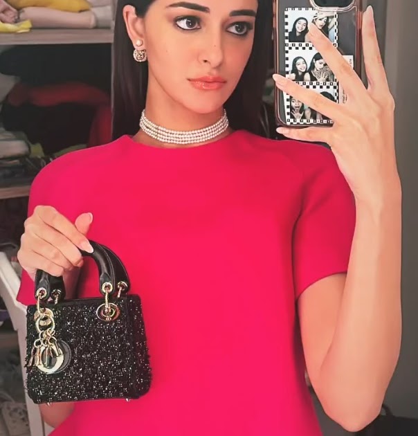 Ananya Panday looks Adorable in the Latest Mirror Selfie