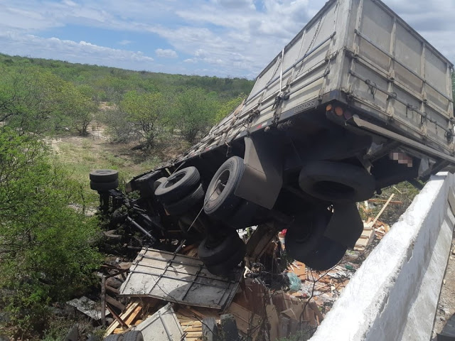 "Motoristas morrem após carreta" passar por cima de carro na BR-316, em Floresta