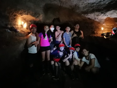 Una familia feliz y emocionada posa para una foto dentro de las cavernas Lagarto, disfrutando de una divertida aventura.