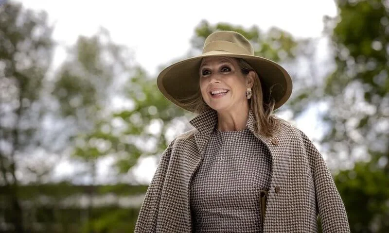 Queen Maxima wore a coat and dress from Natan, and yellow suede pumps from Gianvito Rossi, floral gold earrings