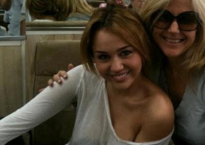 miley casi se le escapa un seno en el salon de belleza