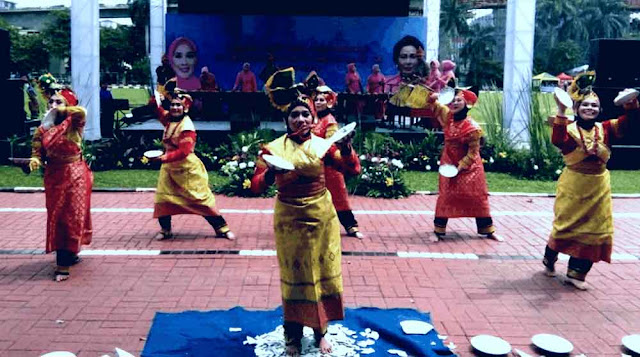  Tari piring merupakan tarian tradisional dari Sumatera Barat yang dibawakan oleh penari w Tari Piring, Sejarah, Asal Usul, dan Cara Menari Tari Piring