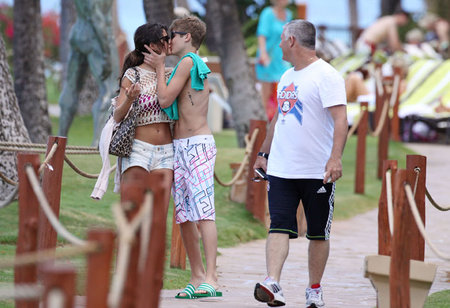 justin bieber and selena gomez in hawaii kissing. makeup Justin Bieber Kissing