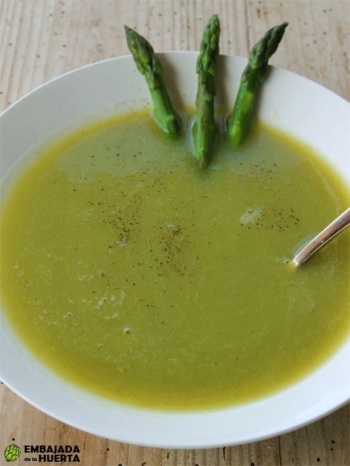 Receta rápida y sencilla de sopa de espárragos trigueros: diurética y baja en calorías