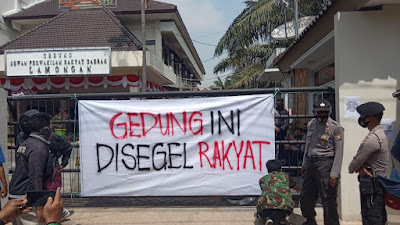 Tolak Raperda RTRW, Aliansi Mahasiswa Segel Gedung DPRD Lamongan