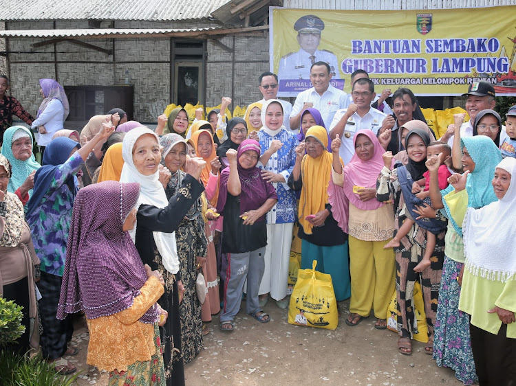Ibu Riana Sari Arinal Bagikan Bantuan Sembako kepada Masyarakat dari Kelompok Keluarga Rentan di Desa Trimulyo, Tegineneng, Kabupaten Pesawaran