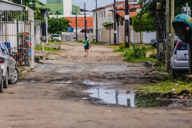Cícero Lucena assina ordem de serviço para pavimentação de sete ruas no Cuiá  A semana segue intensa no programa de pavimentação de ruas da Prefeitura de João Pessoa. Em seu quarto ato consecutivo, o prefeito Cícero Lucena autorizou, nesta quinta-feira (11), o início das obras de infraestrutura e urbanização de sete ruas no bairro do Cuiá. Ao todo já são mais de 260 ruas com obras autorizadas ou entregues em toda a cidade.      “Temos o propósito claro de pavimentar mil ruas nessa primeira etapa e, quem sabe, conseguir zerar a demanda em toda a cidade. Esta é uma obra que promove qualidade de vida, melhora a mobilidade de veículos e pedestres, valoriza os imóveis e garante bem-estar aos moradores. É isso que queremos proporcionar a cada cidadão desta cidade”, afirmou o prefeito Cícero Lucena.  Desta vez estão inclusas as ruas Raimundo Cordeiro de Morais, Pastor Cleomanes de Oliveira, Sebastião Tenório, Dilson Pessoa, Edite Dutra Pessoa, Praia de Manaíra e Erandir Belo Peixoto. Todas serão reestruturadas no padrão atual de urbanização, com calçamento, padronização de calçadas, acessibilidade e com o plantio de mudas.  O secretário municipal da Infraestrutura, Rubens Falcão, destacou que com o ato a gestão chega à rua de número 268 com serviços iniciados ou entregues. “É uma demanda do prefeito imprimir um ritmo acelerado para que consigamos cumprir nossa meta e levar o benefício para o maior número de ruas possível”, afirmou.      Estiveram presentes os vereadores Toinho Pé de Aço e Marcelo da Torre; e o secretário executivo da Infraestrutura, Luciano Pereira, entre outros auxiliares da gestão municipal.