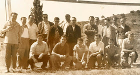 Componentes del Club Ajedrez Terrassa jugando al fútbol, año 1960