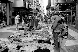 La vieja Peatonal Florida y sus manteros