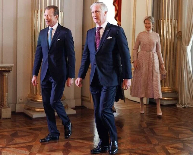 Grand Duchess Maria Teresa wore a blue boucle coat by Dries Van Noten. Queen Mathilde wore a pale pink dress by Natan