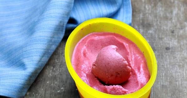 My Small Kitchen: Strawberry Frozen Yogurt