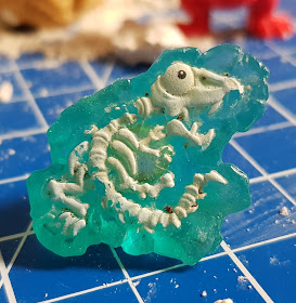 Zuru Toys Dino Smashers Dig & Find Surprise Fossil dinosaur set into transparent 'ice' rubber