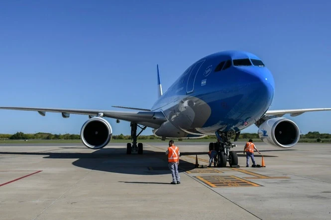 Dos aviones de Aerolíneas traen millones de vacunas Moderna donadas por Estados Unidos