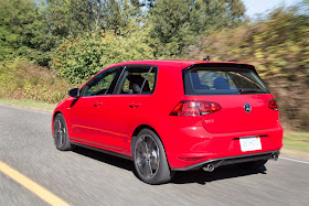 Rear 3/4 view of 2017 Volkswagen Golf GTI