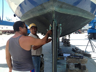 Nazario and Roberto discuss how to repair the damaged skeg