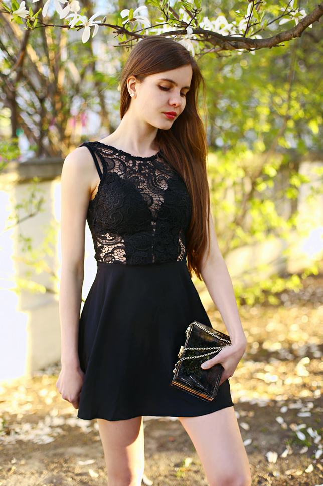 Czarna koronkowa sukienka i plastikowa kopertówka | Ari-Maj / Personal ...