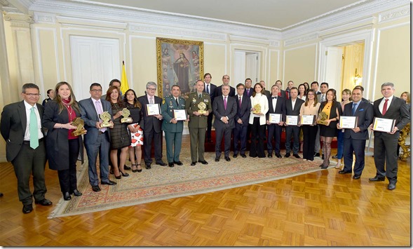 El Presidente Iván Duque con ganadores del Premio Nacional de Alta Gerencia que en 2018 galardonó experiencias de gestión pública que aportan al cumplimiento de alguno de los Objetivos de Desarrollo Sostenible (ODS).