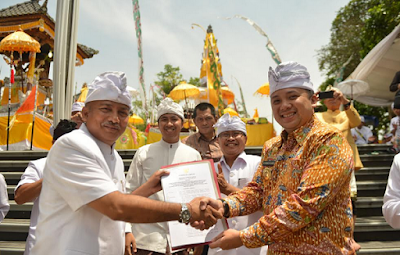 Perayaan Kuningan di Pura Kerti Bhuana, Gubernur Ridho Serahkan Bantuan Tanah