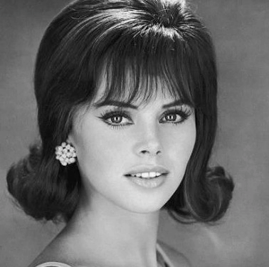 Hairstyles Of The 60S / Hair Was Big And Bigger In The 1960s - The main features of 60s hairstyles.