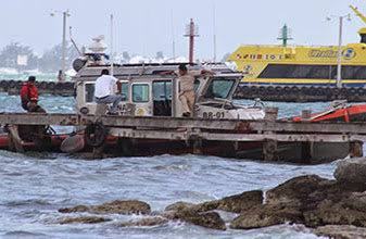 Naufragio en Cancún: muere tripulante de barco camaronero, cuatro sobreviven; nave sucumbe entre Isla Mujeres y Puerto Juárez